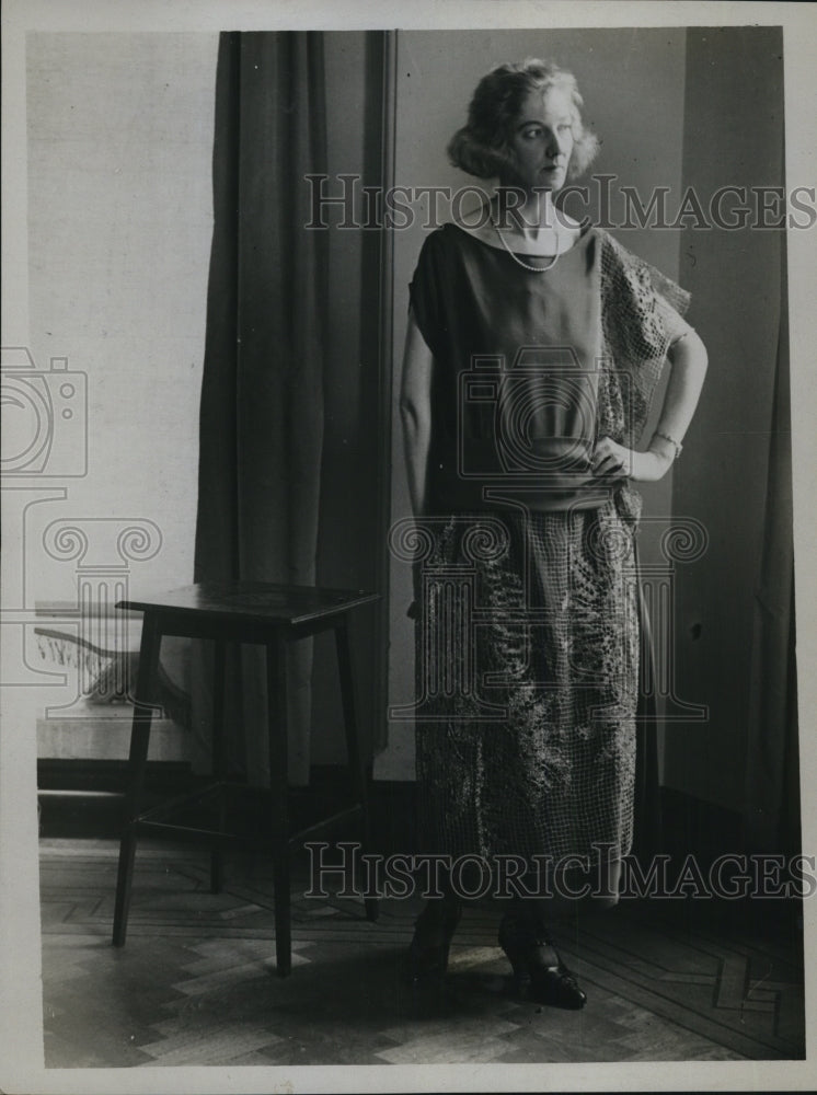 1922 Press Photo Charming and simple evening dress