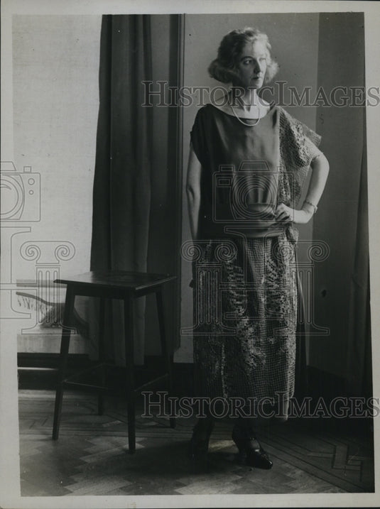 1922 Press Photo Charming and simple evening dress