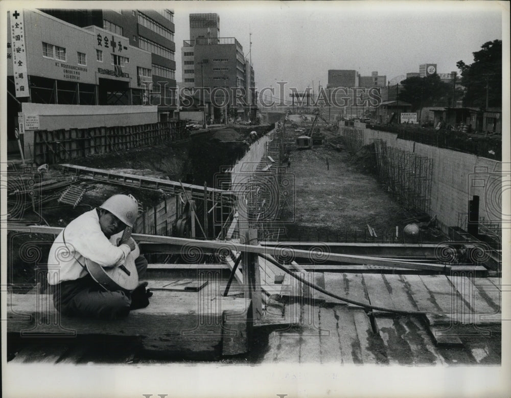 1964 Press Photo Workman at the Subway Construction in Tokyo