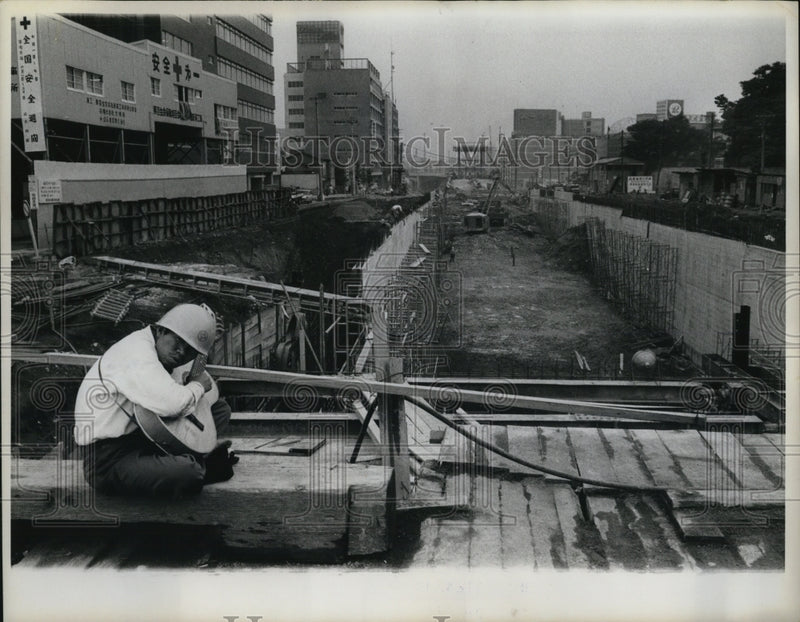Load image into Gallery viewer, 1964 Press Photo Workman at the Subway Construction in Tokyo
