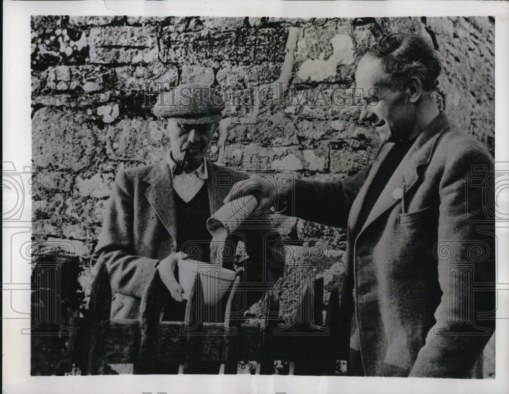 1952 Press Photo Free Hoodinott received Pepper from Bob Harris for Right of Way