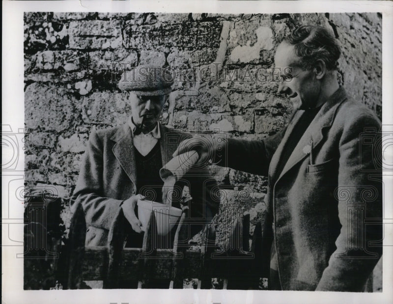 Load image into Gallery viewer, 1952 Press Photo Free Hoodinott received Pepper from Bob Harris for Right of Way
