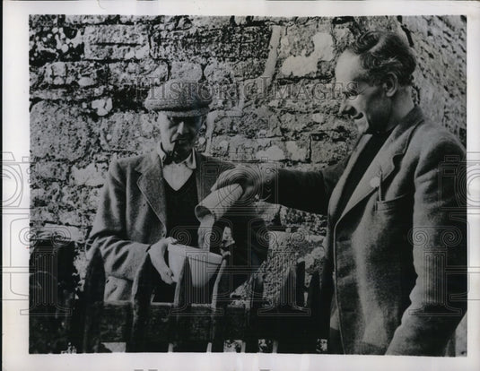 1952 Press Photo Free Hoodinott received Pepper from Bob Harris for Right of Way