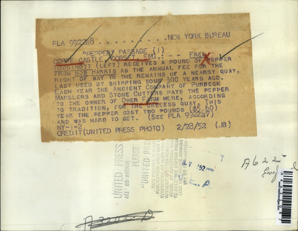 1952 Press Photo Free Hoodinott received Pepper from Bob Harris for Right of Way