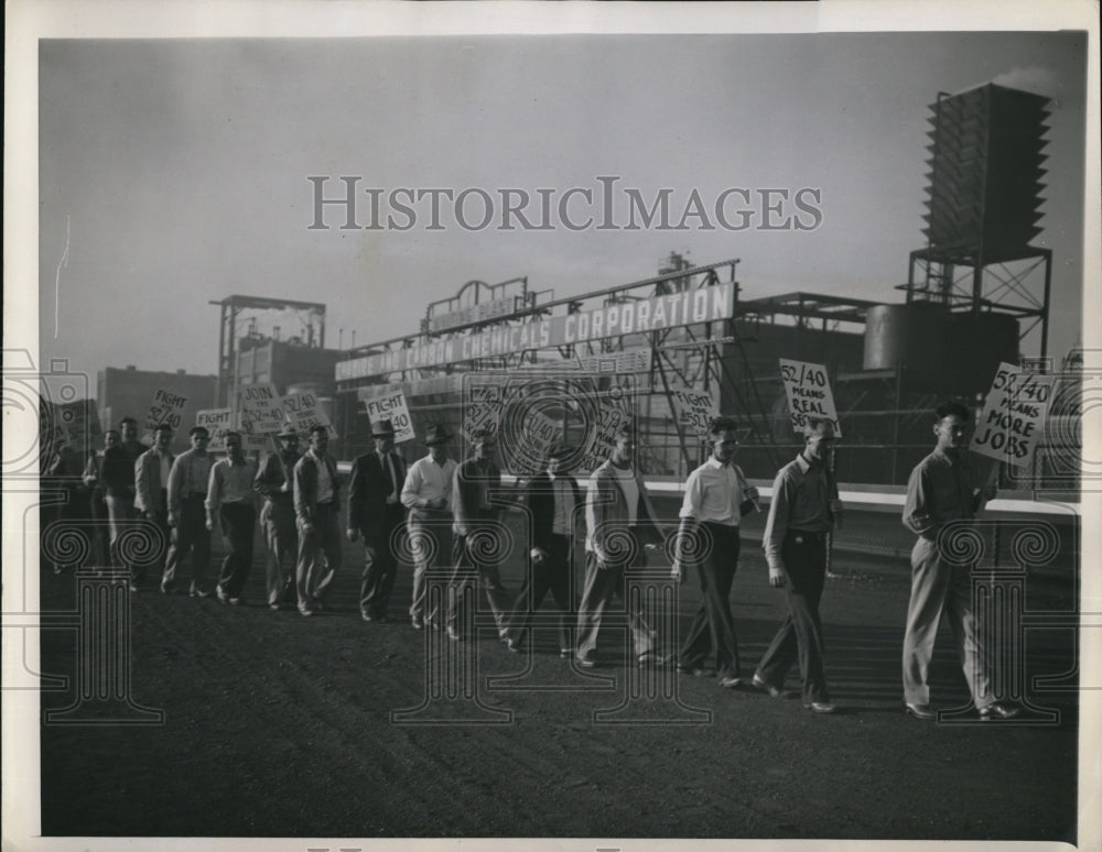 1945 Press Photo Picket Parade in front of Carbon & Carbide Chemical Co. Plant