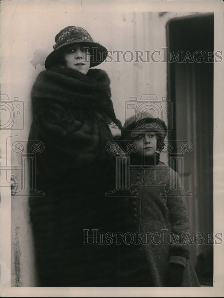 1922 Press Photo Mrs. St M.G. Gardner & Daughter Arrive Aboard Berengaria