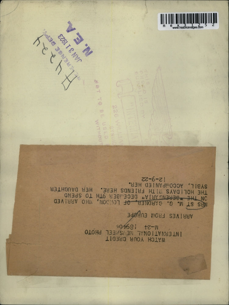 1922 Press Photo Mrs. St M.G. Gardner & Daughter Arrive Aboard Berengaria