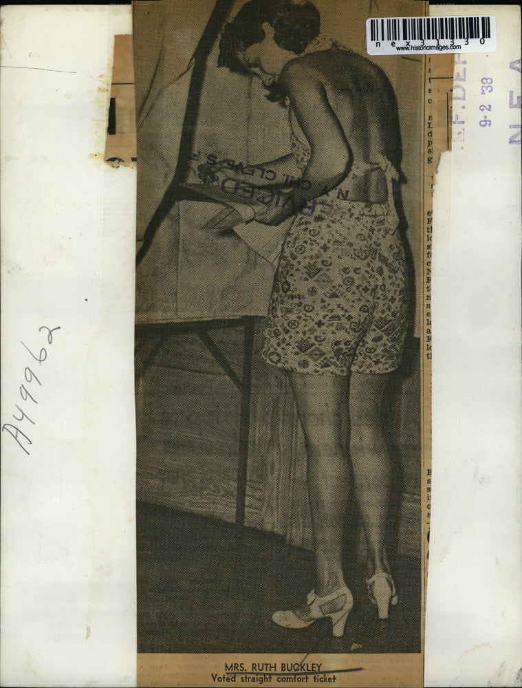 Load image into Gallery viewer, 1938 Press Photo Mrs. Ruth Buckley, voted straight comfort ticket
