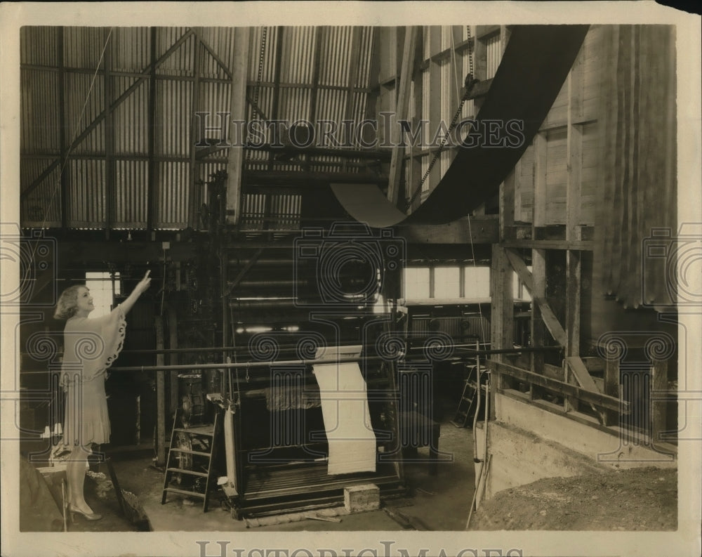 1929 Press Photo Dorothy Calboun pointing to a strip of canvas