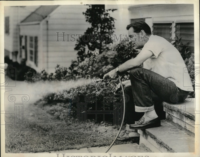 Load image into Gallery viewer, 1959 Press Photo The gardener uses the Antrol Hose spray weed and brush killer
