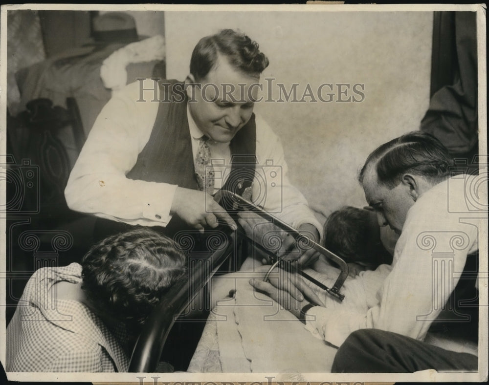 1927 Press Photo Mr. and Mrs. W.J.Miller at their home after the robbery