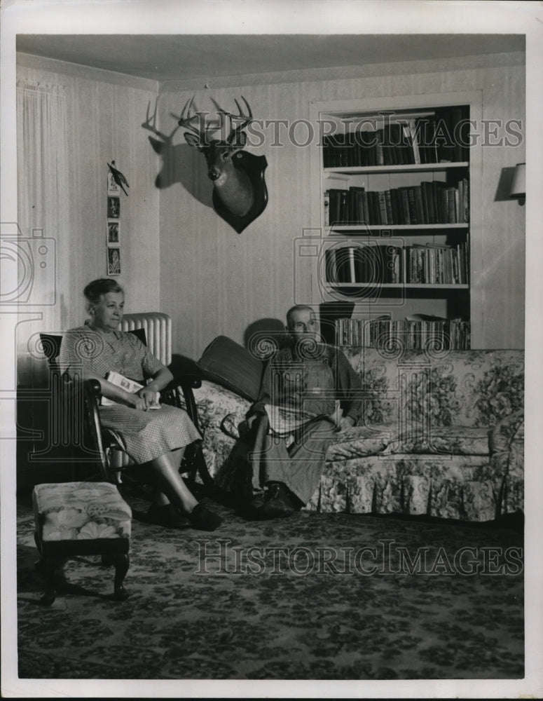 Load image into Gallery viewer, 1950 Press Photo Former owners of the property, Mr. and Mrs. Allen Redding
