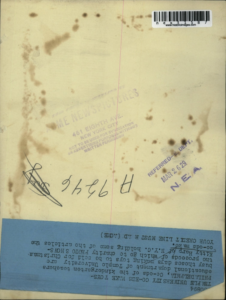 1929 Press Photo Kitty Harp holds some of the articles the teachers made