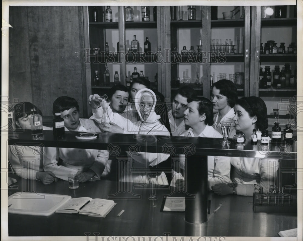 1950 Press Photo Chemistry class at St Jacques school in Canada