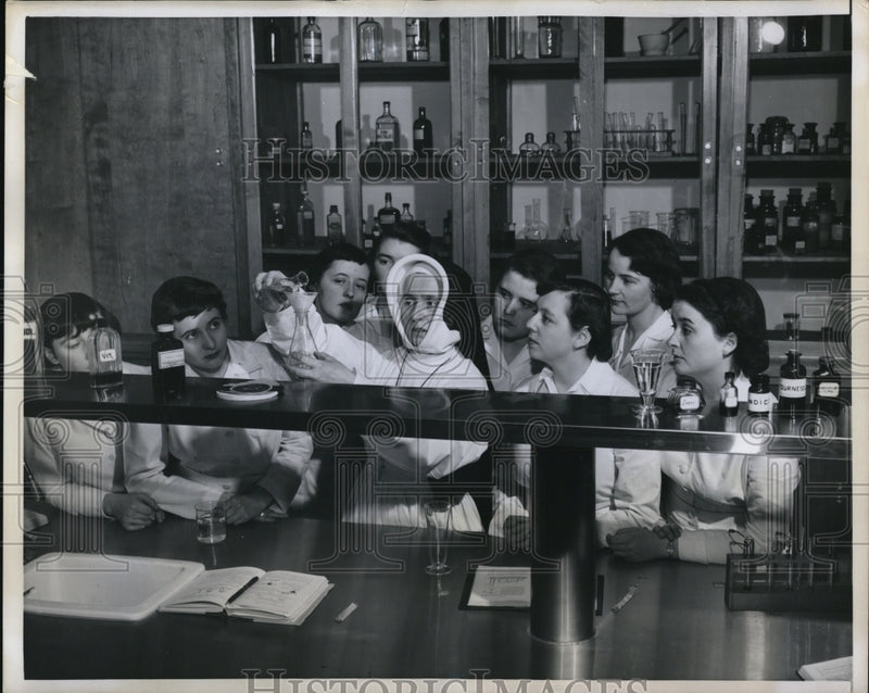Load image into Gallery viewer, 1950 Press Photo Chemistry class at St Jacques school in Canada
