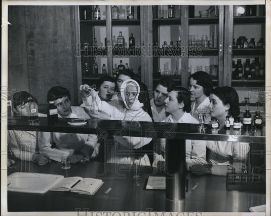 1950 Press Photo Chemistry class at St Jacques school in Canada