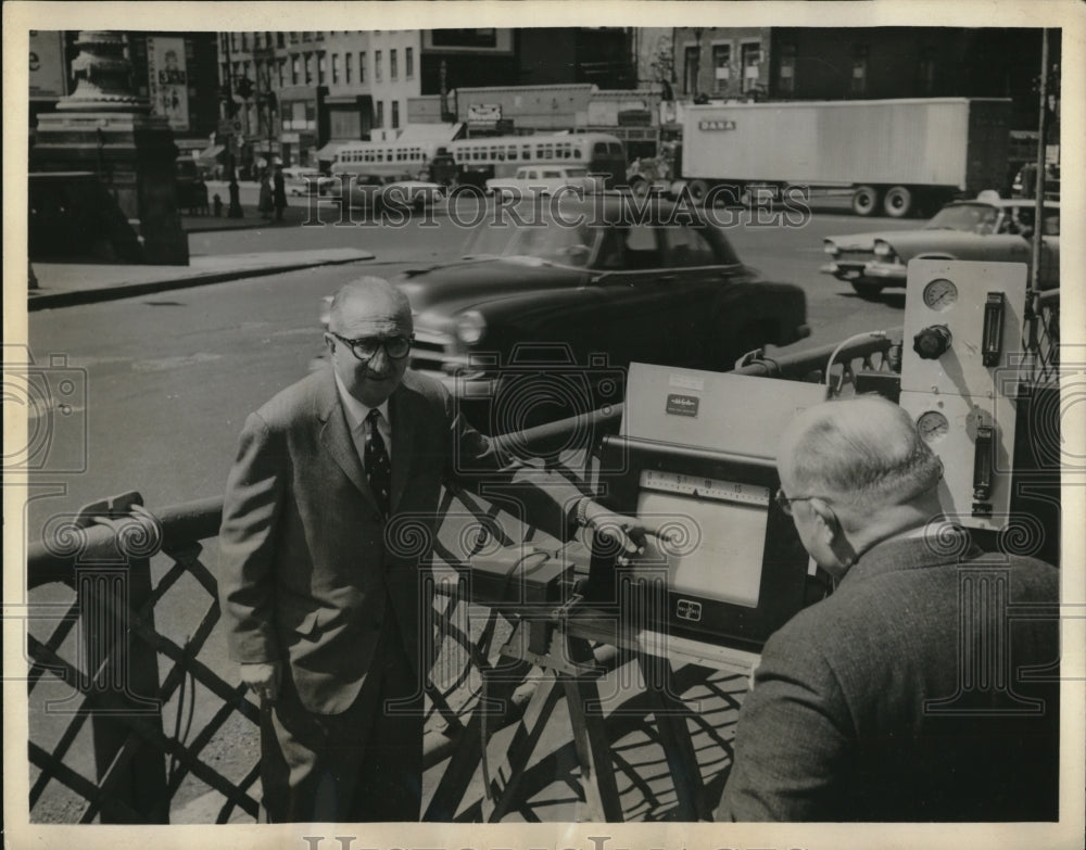 1959 Press Photo M-S-A LIRA infra-red analyzer aiding in New York City air