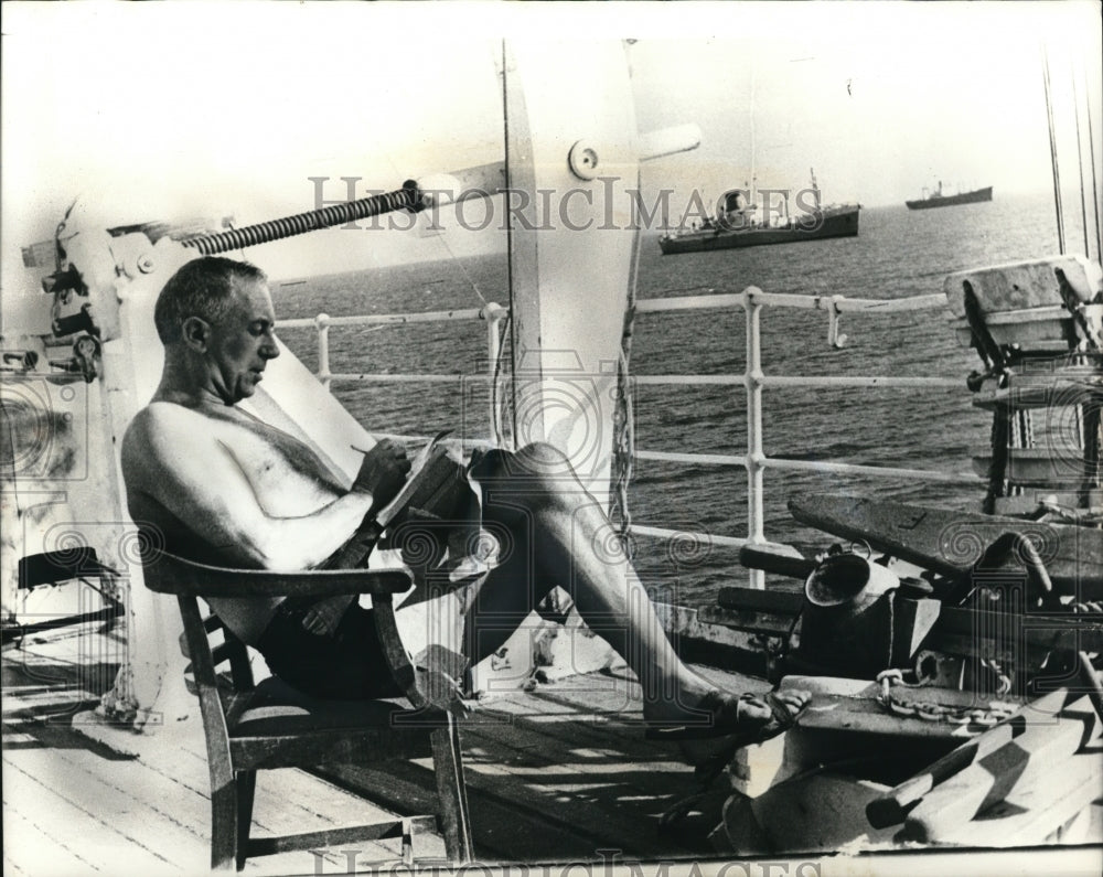 1969 Press Photo Engineer JE Taylor of stranded Scottish Star writes letter