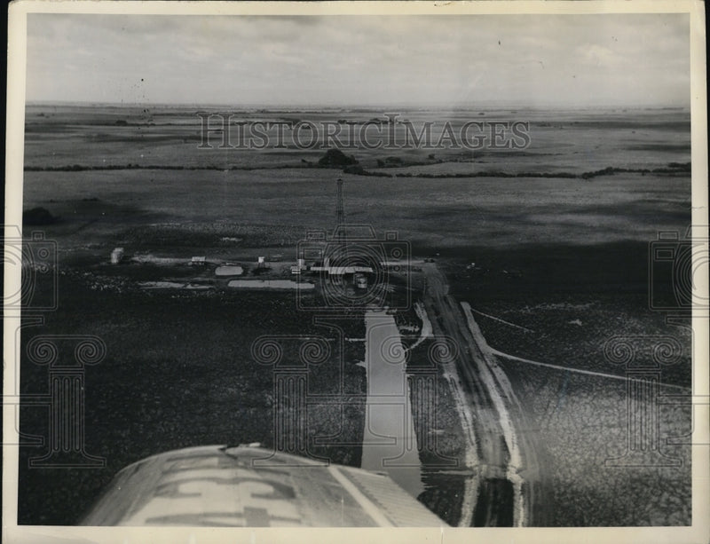 Load image into Gallery viewer, 1949 Press Photo Air view of oil well of Socony Vacuum Oil Co in Venezuela
