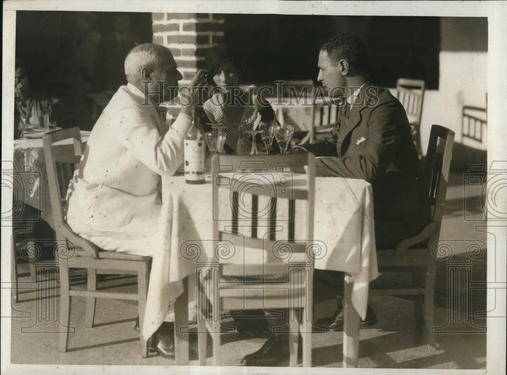 1931 Press Photo Mr & Mrs Hugh Halfe of San Antonio Tex & R Valiente in Havana