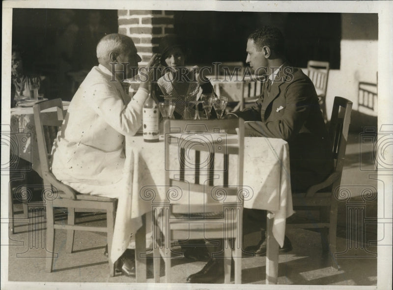 Load image into Gallery viewer, 1931 Press Photo Mr &amp; Mrs Hugh Halfe of San Antonio Tex &amp; R Valiente in Havana
