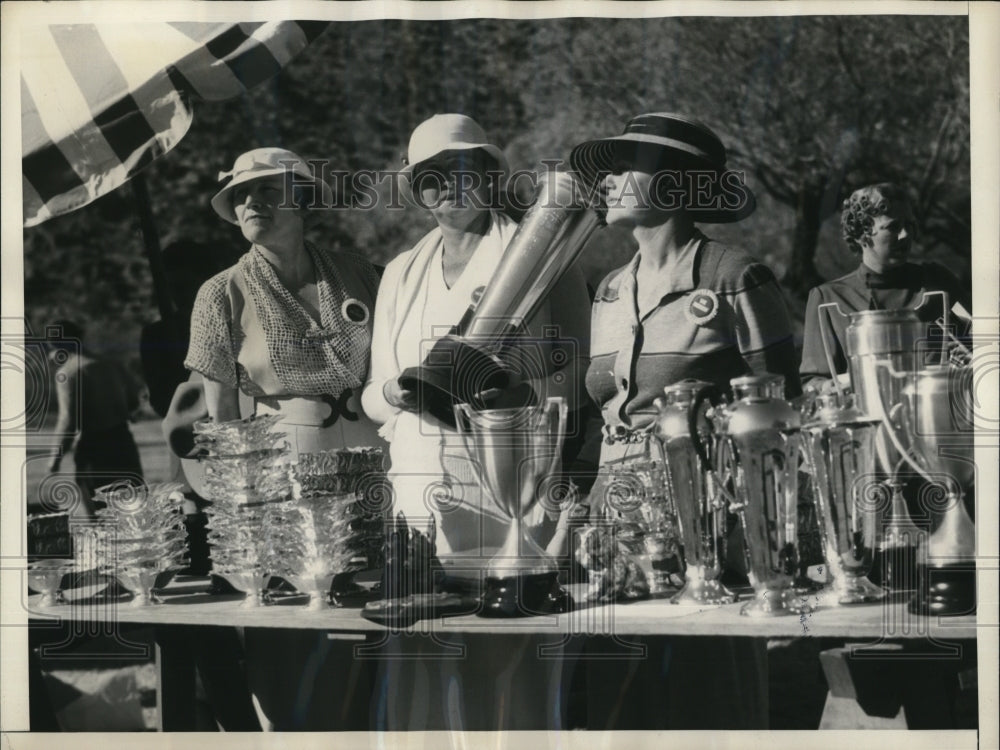1934 Press Photo Desert kennel Club trophies Mrs RB Hull, Mrs SF Heckert,