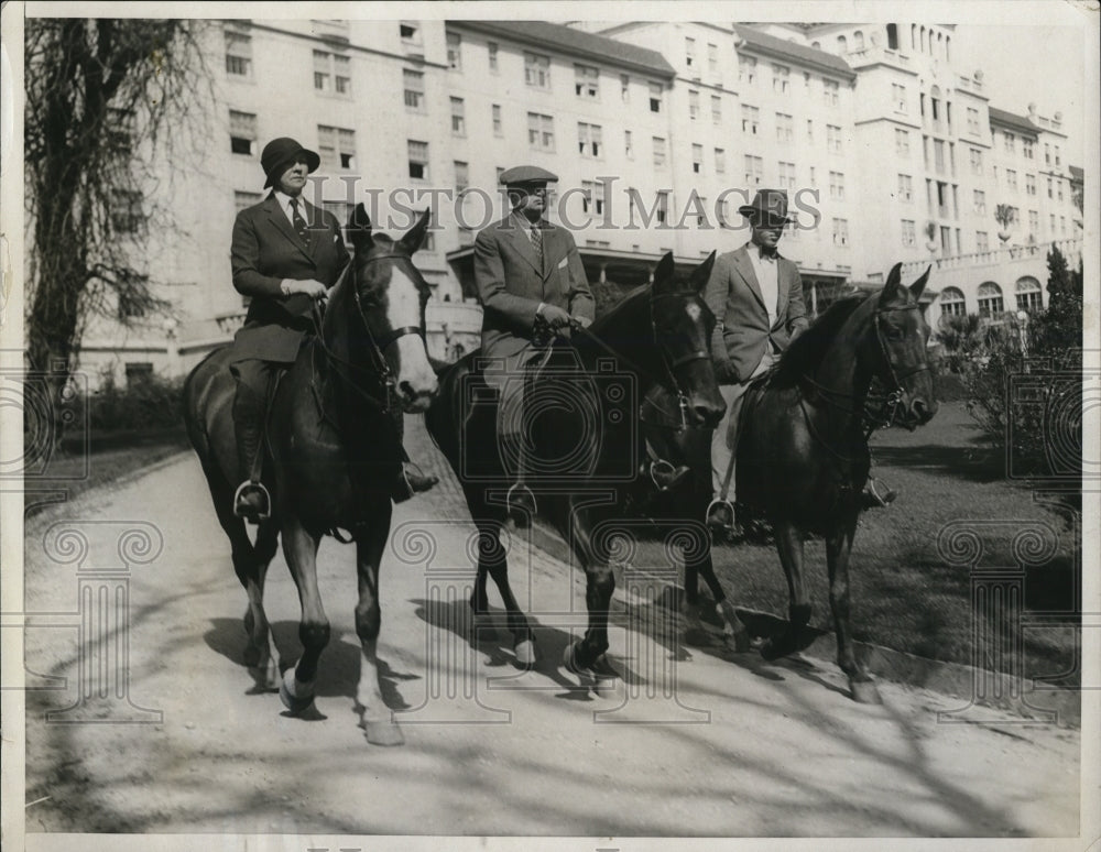 1932 Press Photo Mr. & Mrs. F.W. Eaton (L) of New York accompanied by a groom