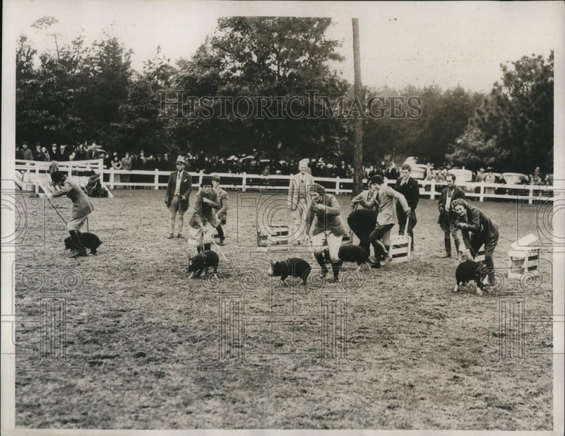 Load image into Gallery viewer, 1939 Press Photo Pinehurst NC Mrs W Stratton wins gymkhanan pig race
