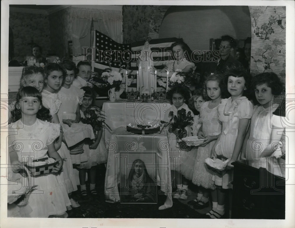 1953 Press Photo Marion Yearm Geraldine Dedish kids at an altar