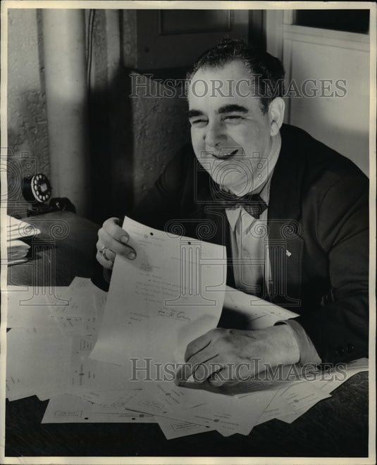 1943 Press Photo Harold Winrow awards at GE Schnectady plant