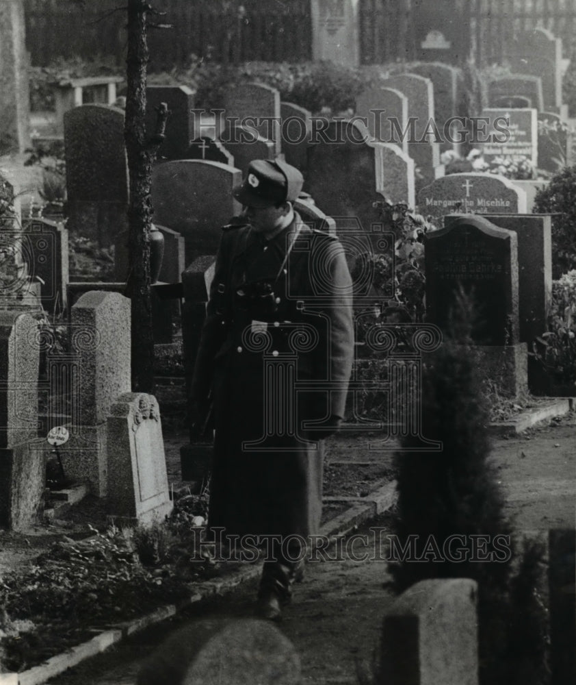 1963 Press Photo East German Communist People's Police guards cemetery