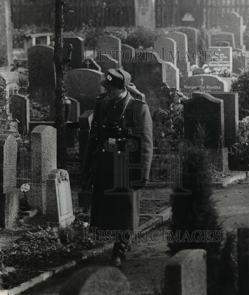 Load image into Gallery viewer, 1963 Press Photo East German Communist People's Police guards cemetery
