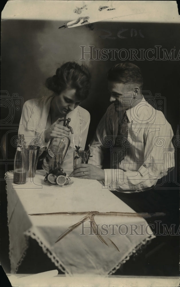 1919 Press Photo Couple Mixing Drinks at Table