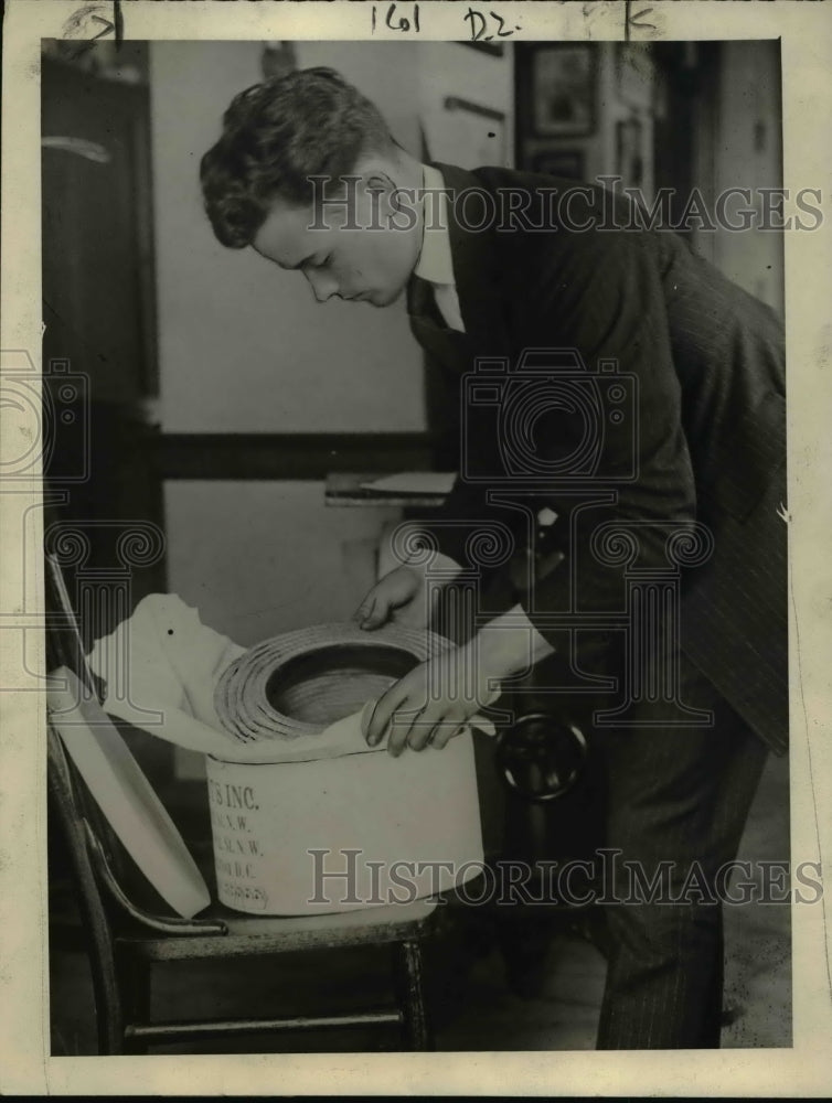 1920 Press Photo Economical man sunk his straw lid in camphor balls