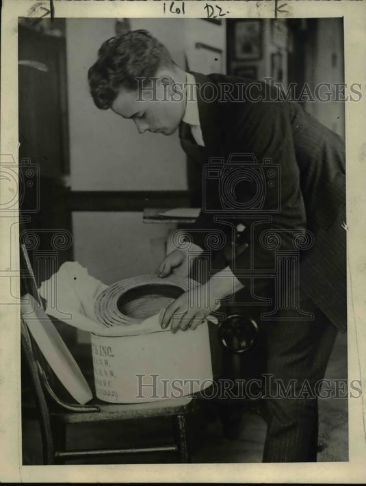 1920 Press Photo Economical man sunk his straw lid in camphor balls