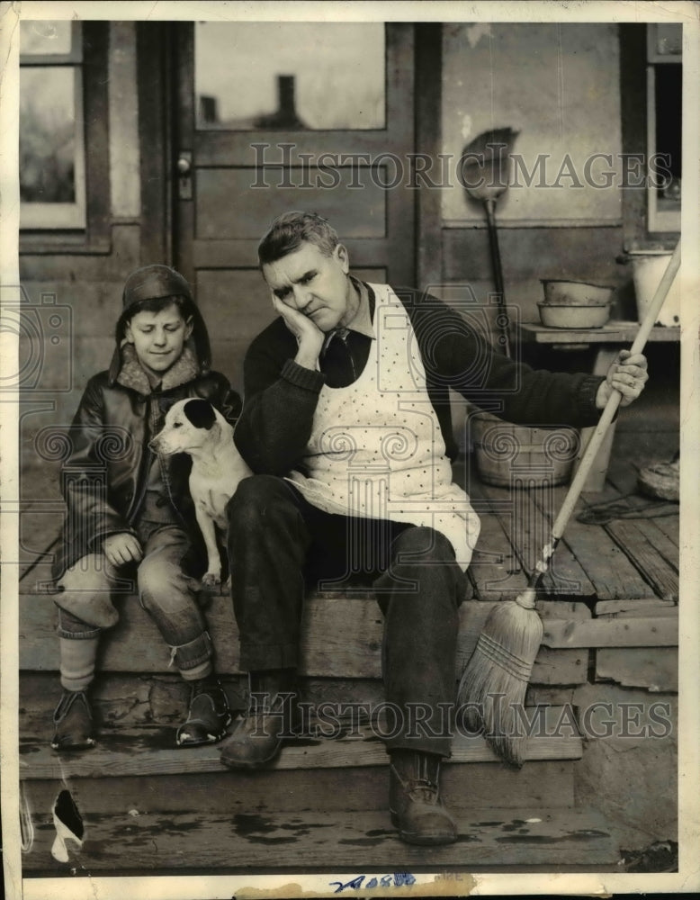 Load image into Gallery viewer, 1935 Press Photo Fred Snyder, blacksmith in charged of the house keeping
