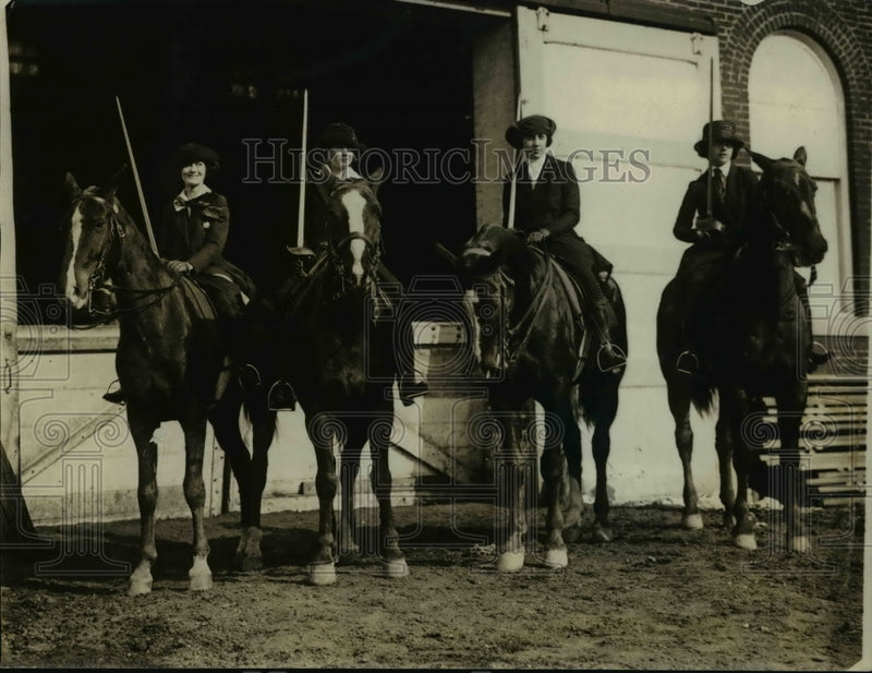 Load image into Gallery viewer, 1922 Press Photo A squad of society "Battalion of Death" prepare for circus
