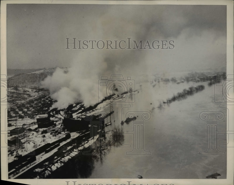 Load image into Gallery viewer, 1936 Press Photo Airview of the Fire on the flooded Ohio Valley.
