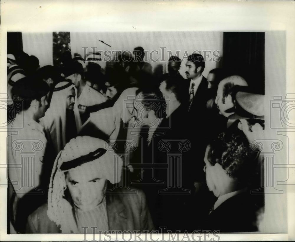 1973 Press Photo Member of delegation of Palestinian refuges kiss Jordan's King