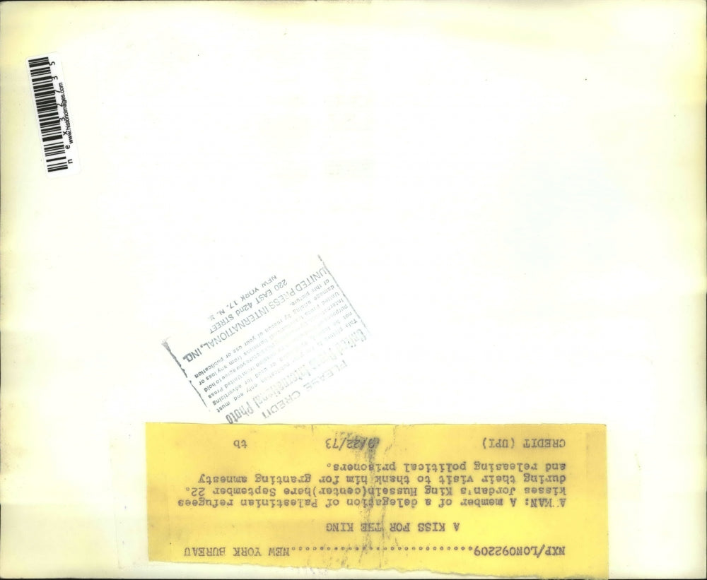 1973 Press Photo Member of delegation of Palestinian refuges kiss Jordan's King