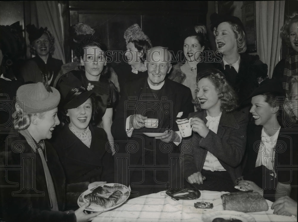 1939 Press Photo English stage girls & Prebender Anstruthen Cardew in Paris