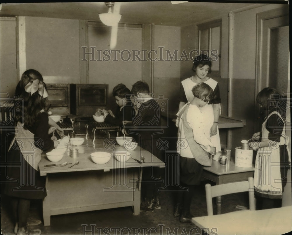 1922 Press Photo The cooking class for boys and girls