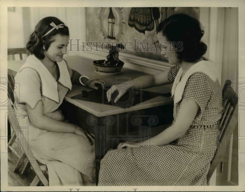 Load image into Gallery viewer, 1933 Press Photo Recreation in Blossum Hall School for girls
