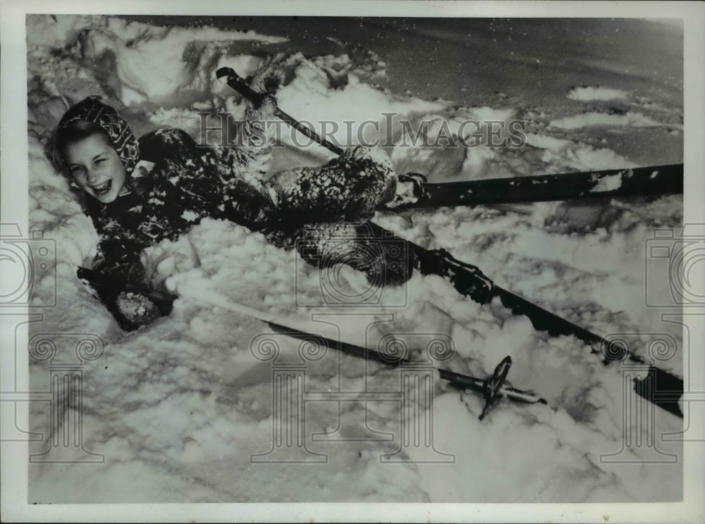 1950 Press Photo Miss Lena Tjerneld frolics in the deep snow