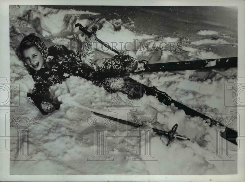 Load image into Gallery viewer, 1950 Press Photo Miss Lena Tjerneld frolics in the deep snow
