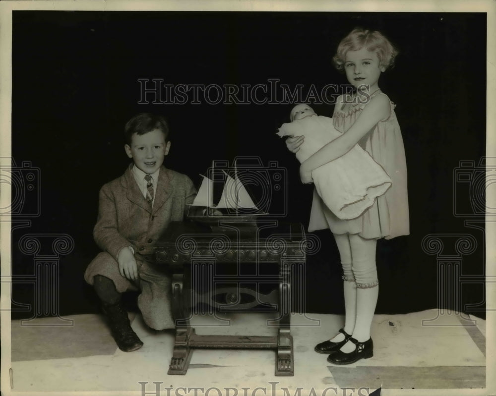 1928 Press Photo Vernona Allmon with Gloraia Bergs