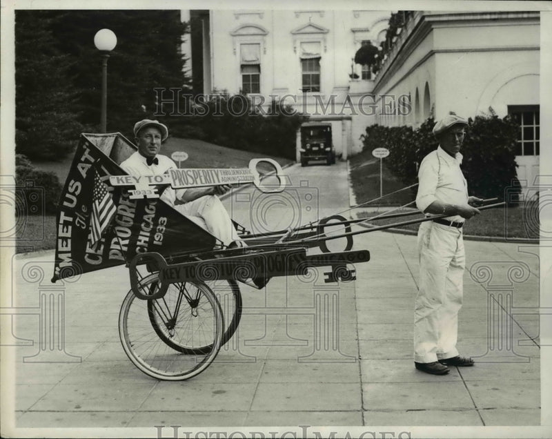 Load image into Gallery viewer, 1933 Press Photo Pat Thienes &amp; Ed Thiede at Chicago's World's Fair
