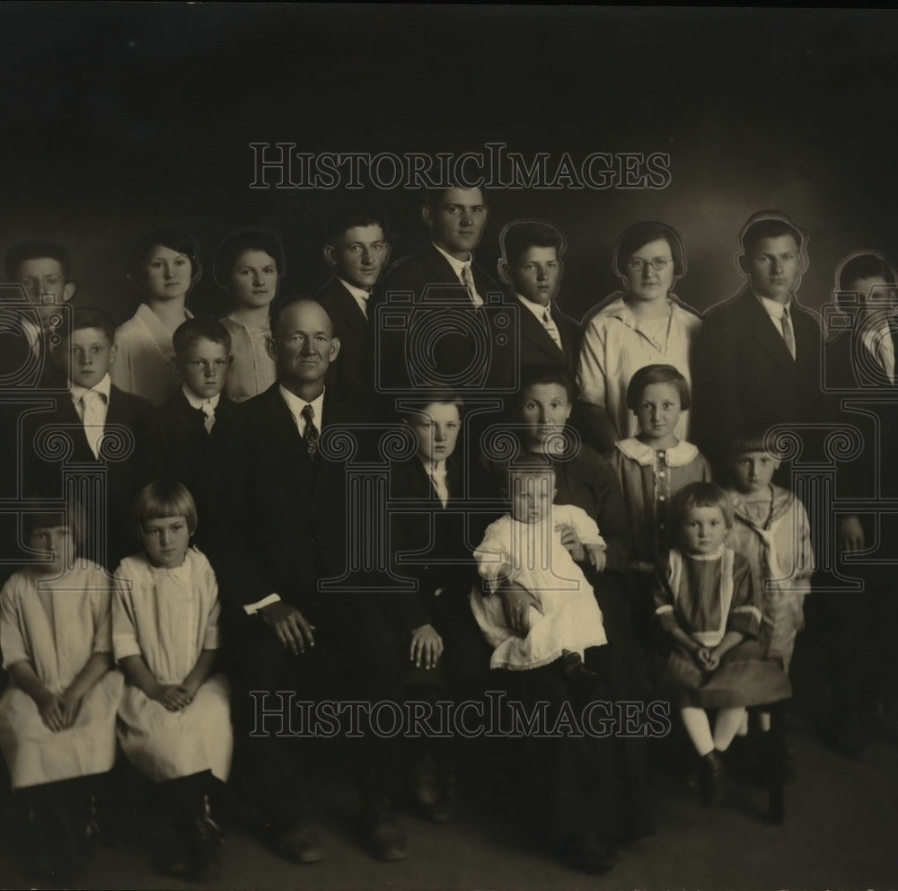1926 Press Photo Peter Waleszyk & family of 18 children