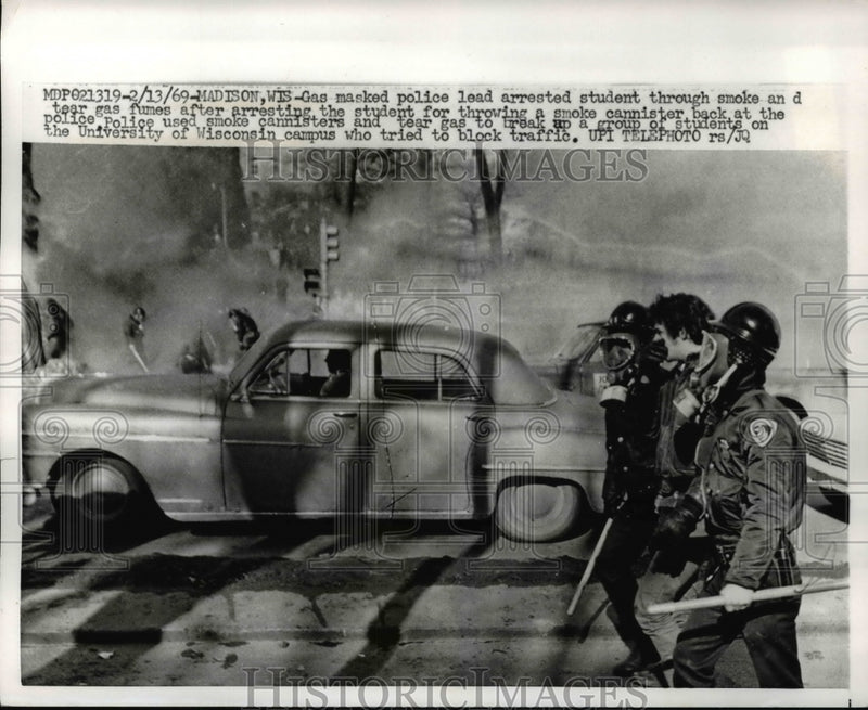 Load image into Gallery viewer, 1968 Press Photo National Guard with protestors University of Wisconsin
