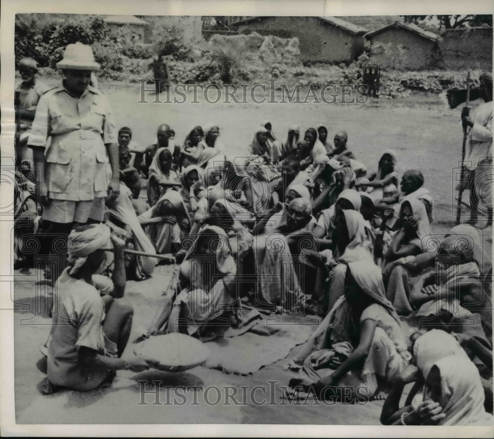 1952 Press Photo Indians wait for free grain that the Government is distributing
